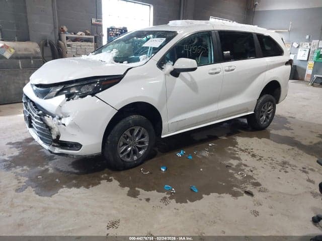 2024 TOYOTA SIENNA LE 2