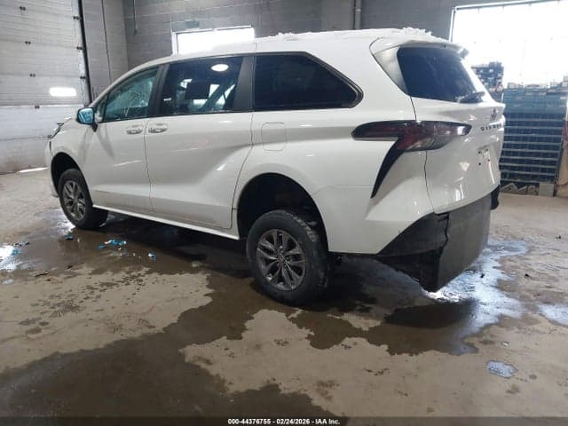 2024 TOYOTA SIENNA LE 3
