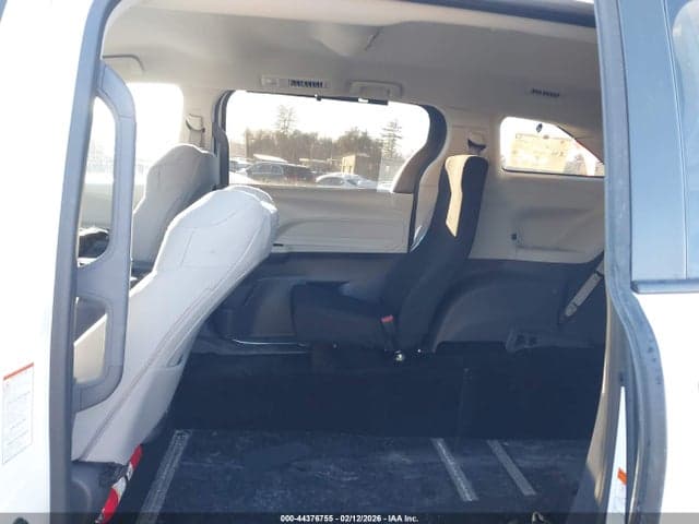 2024 TOYOTA SIENNA LE 8