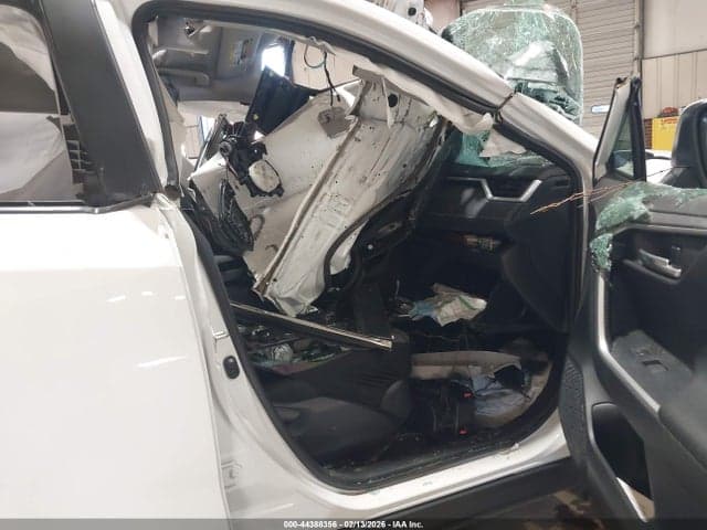 2024 TOYOTA RAV4 XLE 5