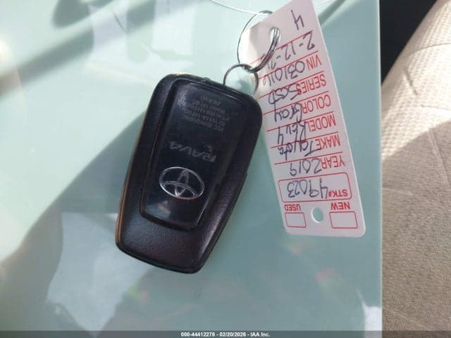 2019 TOYOTA RAV4 XLE 11