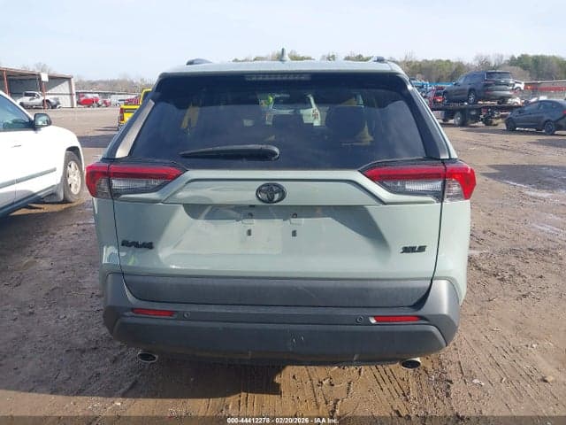 2019 TOYOTA RAV4 XLE 16