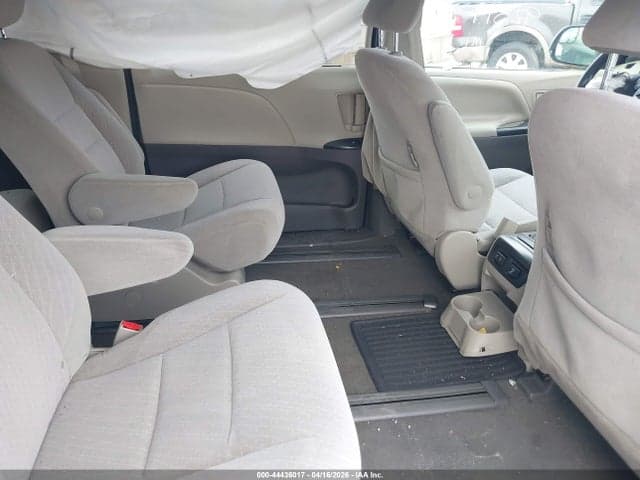 2020 TOYOTA SIENNA LE 8
