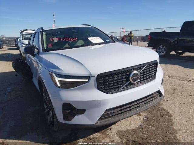 2025 VOLVO XC40 B5