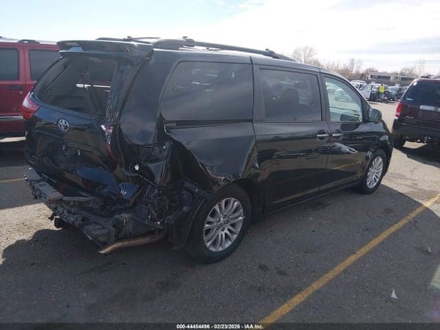 2017 TOYOTA SIENNA XLE 8 PASSENGER 4