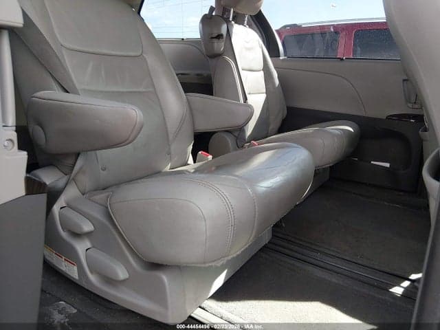 2017 TOYOTA SIENNA XLE 8 PASSENGER 8