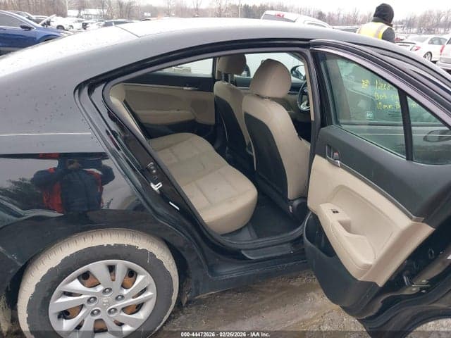 2019 HYUNDAI ELANTRA SE 8