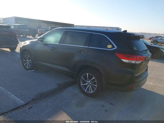 2018 TOYOTA HIGHLANDER XLE 3