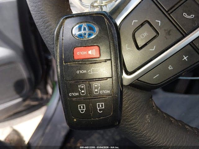 2025 TOYOTA SIENNA XLE 11