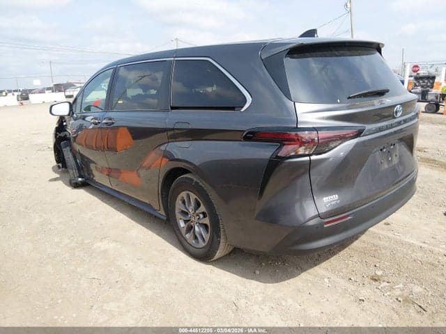 2025 TOYOTA SIENNA XLE 3