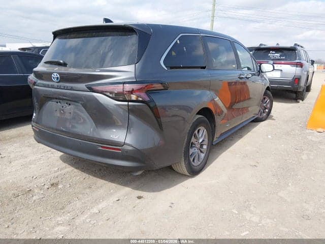 2025 TOYOTA SIENNA XLE 4