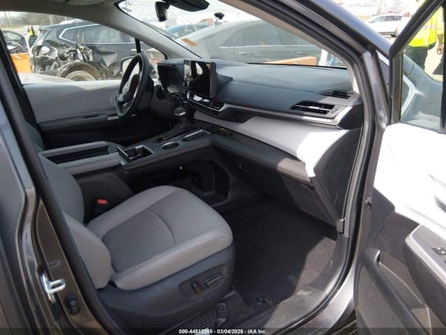 2025 TOYOTA SIENNA XLE 5