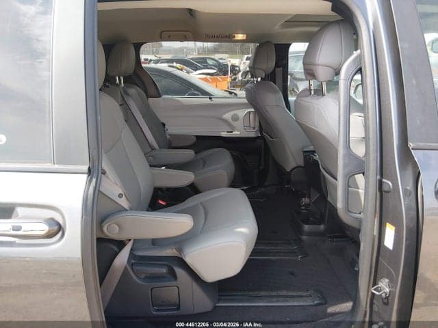 2025 TOYOTA SIENNA XLE 8