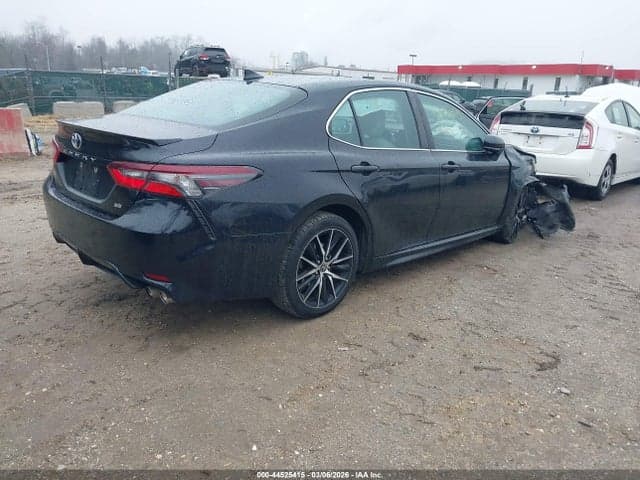 2021 TOYOTA CAMRY SE 4