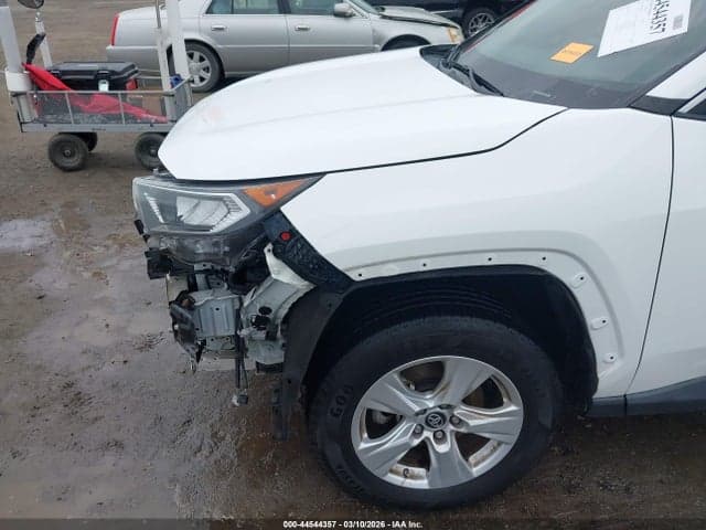 2019 TOYOTA RAV4 XLE 19