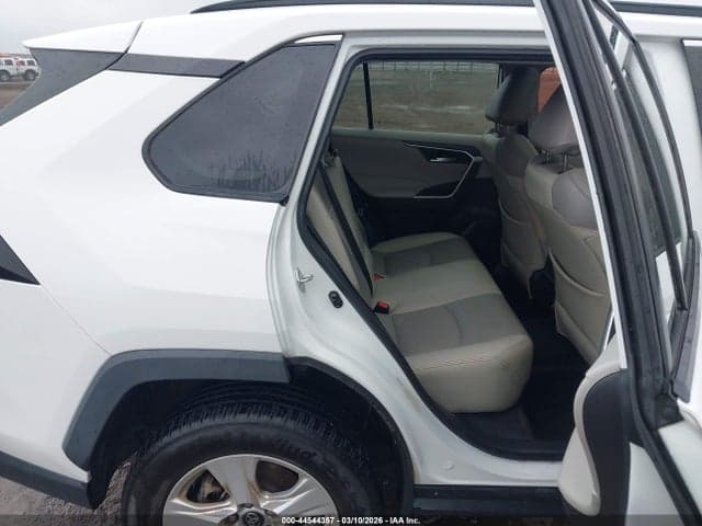 2019 TOYOTA RAV4 XLE 8