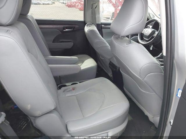 2023 TOYOTA HIGHLANDER PLATINUM 8