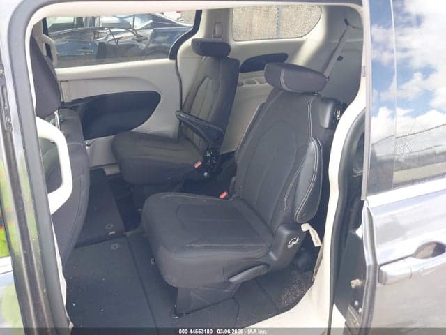 2022 CHRYSLER VOYAGER LX 8