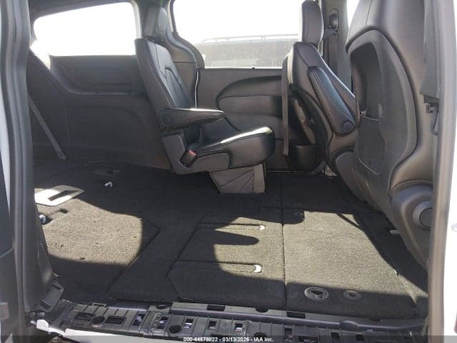 2025 CHRYSLER VOYAGER LX 8