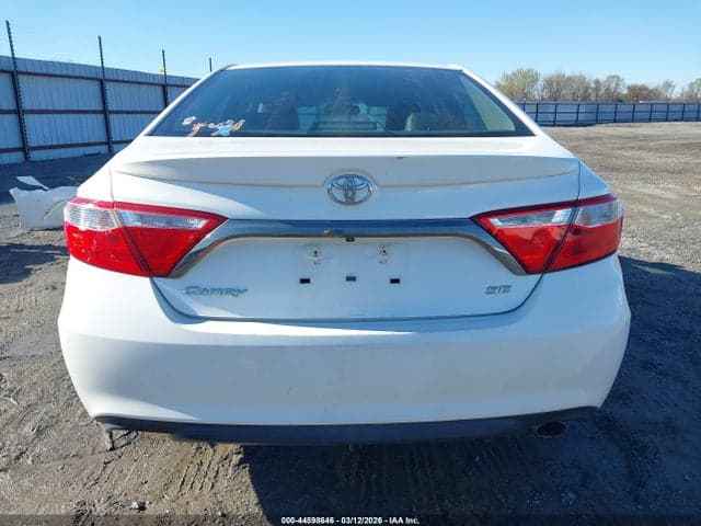 2016 TOYOTA CAMRY SE 17