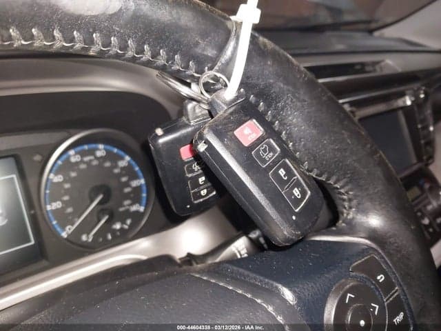 2017 TOYOTA RAV4 XLE 11