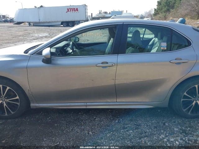 2019 TOYOTA CAMRY SE 14
