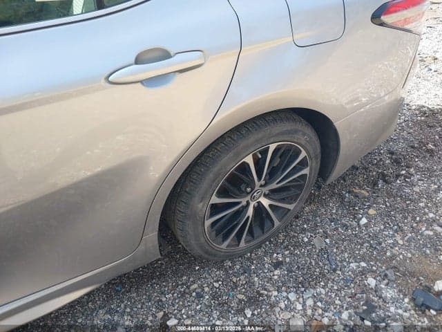 2019 TOYOTA CAMRY SE 17