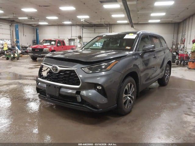 2022 TOYOTA HIGHLANDER XLE 2