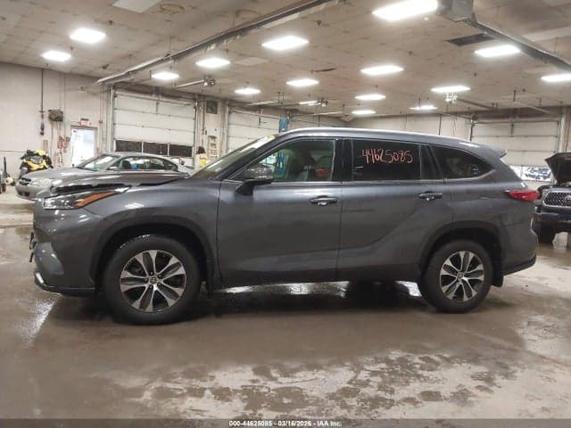 2022 TOYOTA HIGHLANDER XLE 14