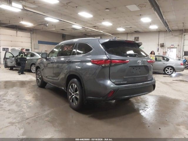 2022 TOYOTA HIGHLANDER XLE 3