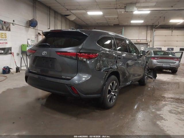 2022 TOYOTA HIGHLANDER XLE 4