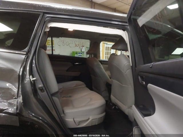 2022 TOYOTA HIGHLANDER XLE 8