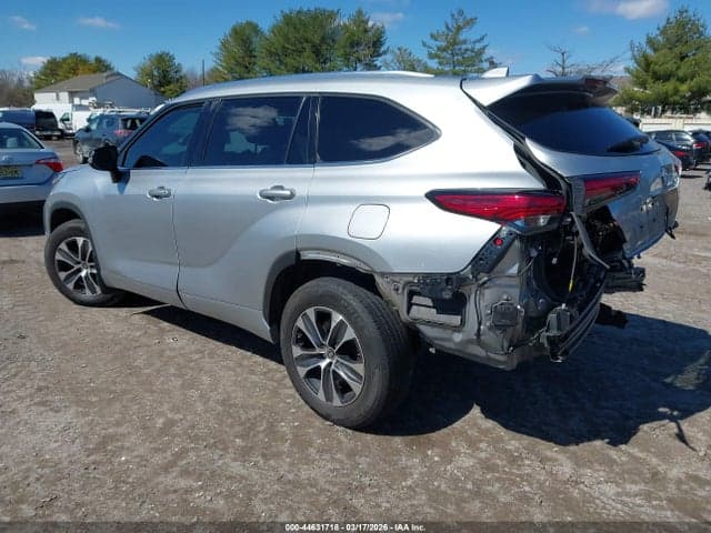 2021 TOYOTA HIGHLANDER XLE 3