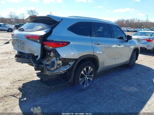2021 TOYOTA HIGHLANDER XLE 4