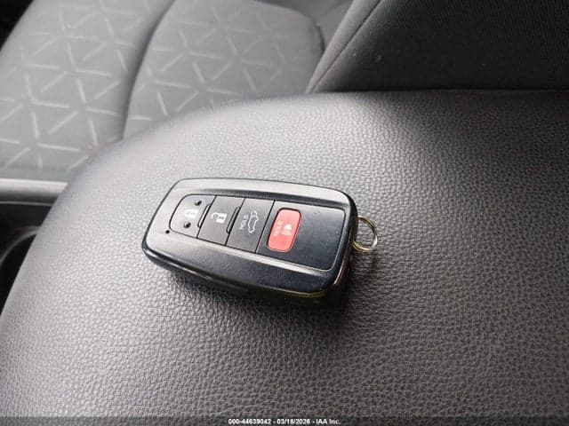 2021 TOYOTA RAV4 XLE 11