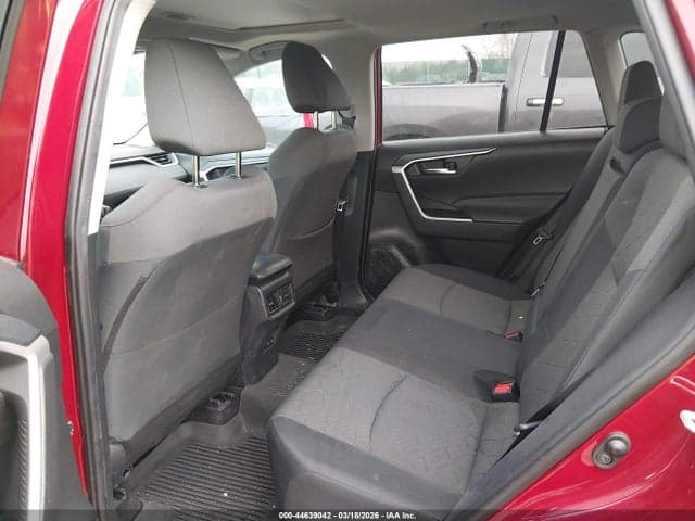 2021 TOYOTA RAV4 XLE 8
