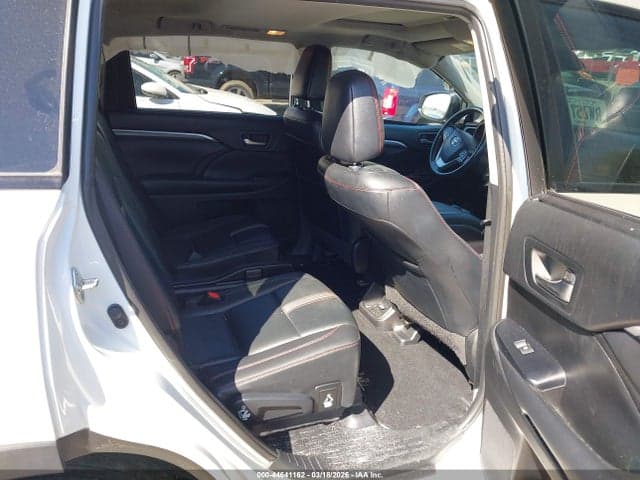 2019 TOYOTA HIGHLANDER SE 8