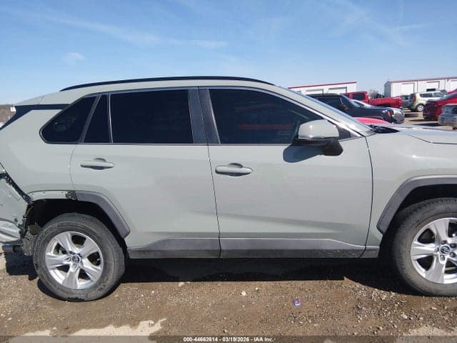 2020 TOYOTA RAV4 XLE 14