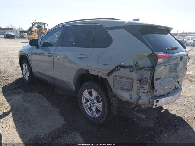 2020 TOYOTA RAV4 XLE 3