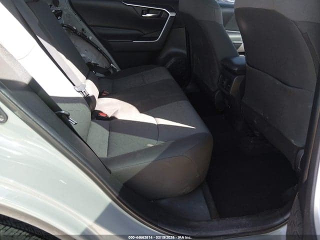 2020 TOYOTA RAV4 XLE 8