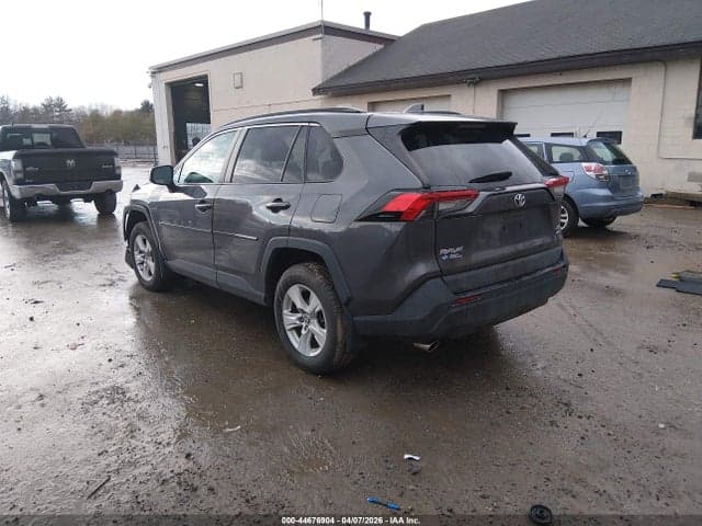 2021 TOYOTA RAV4 XLE 3