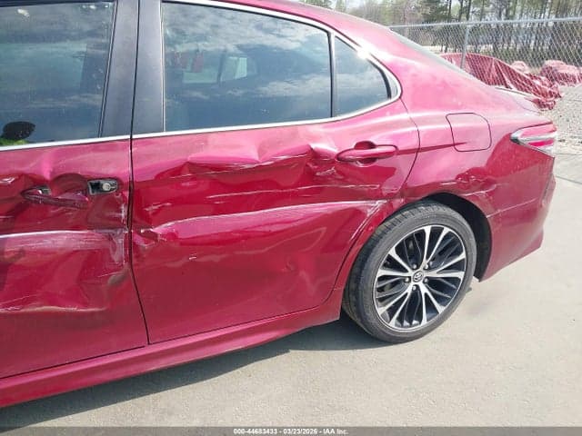 2018 TOYOTA CAMRY SE 17