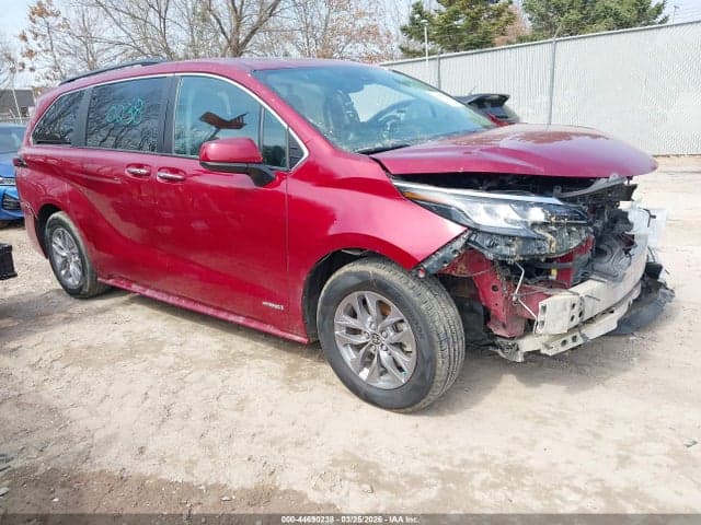 2021 TOYOTA SIENNA XLE 1