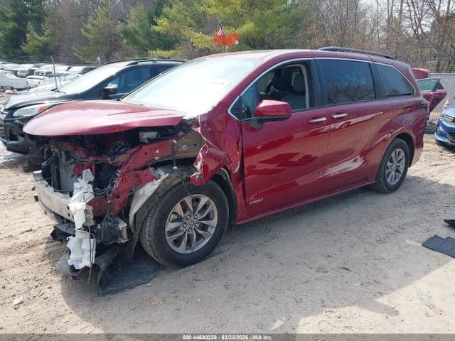 2021 TOYOTA SIENNA XLE 2