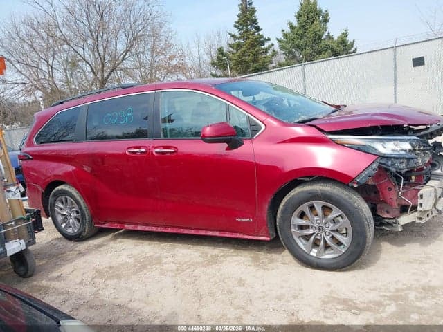 2021 TOYOTA SIENNA XLE 13