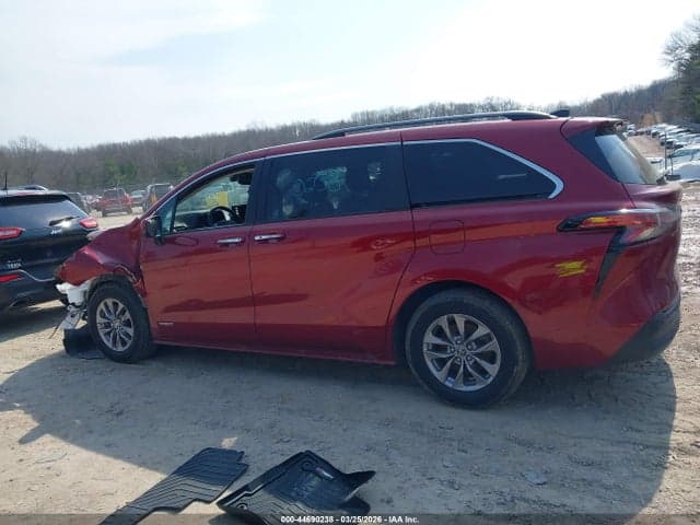 2021 TOYOTA SIENNA XLE 14