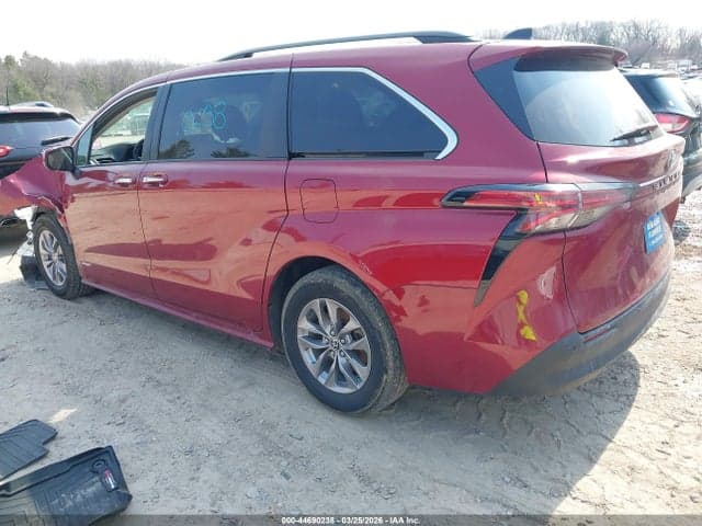 2021 TOYOTA SIENNA XLE 3