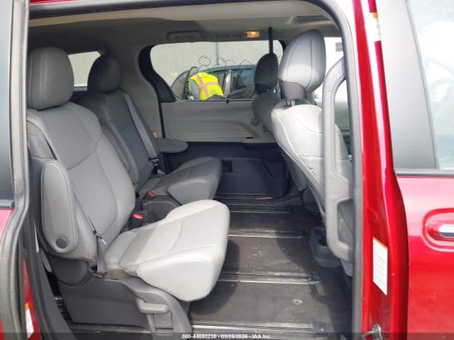 2021 TOYOTA SIENNA XLE 8