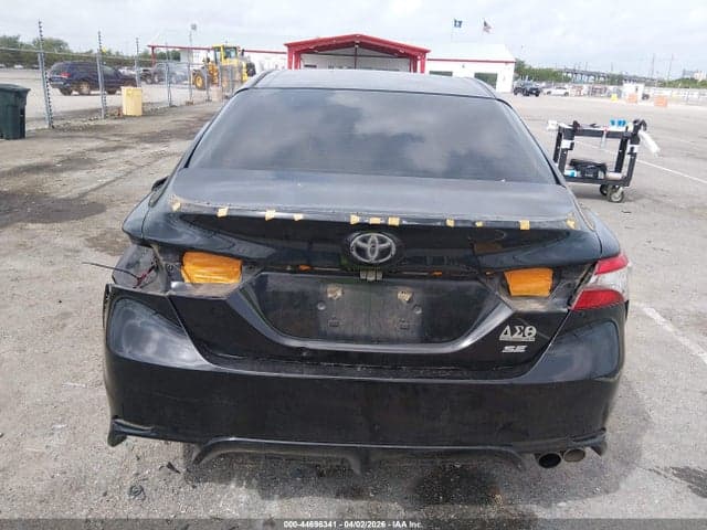 2018 TOYOTA CAMRY SE 16