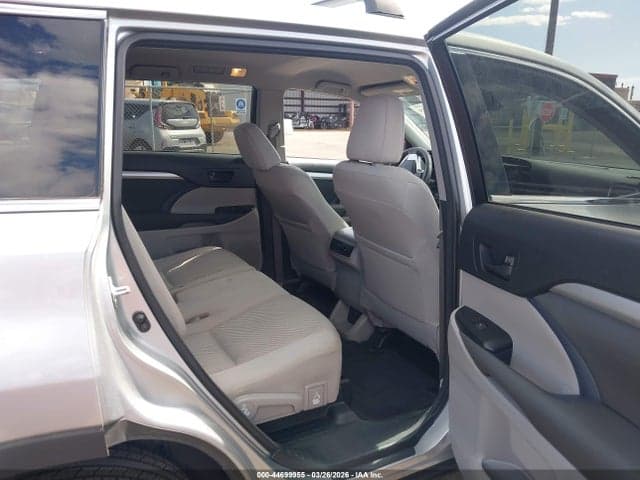 2017 TOYOTA HIGHLANDER LE 8